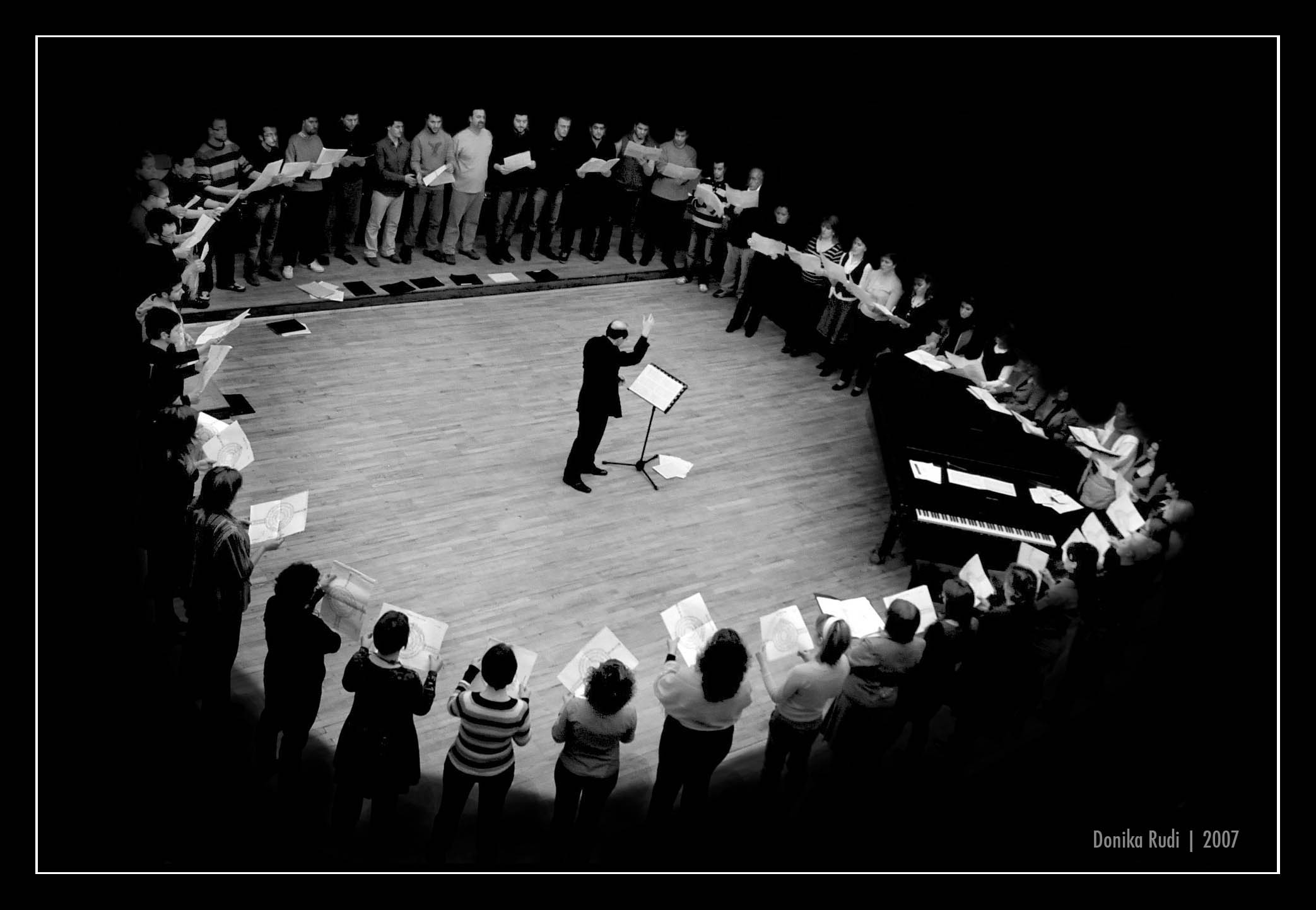 Rudi and Kosovo Philharmonic Choir, 2008. Photo: Donika Rudi